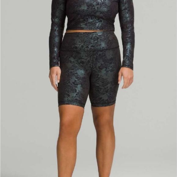 Lululemon Logo Flourish Black Iridescent 8" Foil Wunder Train High-Rise Short 4 - Picture 1 of 11